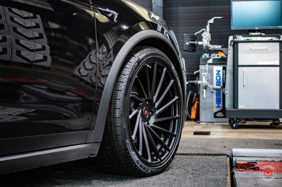 Детали экстерьера Tesla Model X on Vossen Wheels (VPS-305T) 2019 года  (фото 3 из 7)